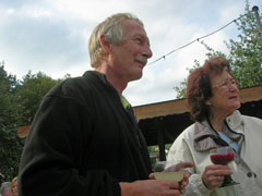 Eberhard und Hanne ganz stilecht mit Federweißem und rotem Rauscher bei der Aufstiegsfeier des Boule Club RHEINGAU am Weinstand in Martinsthal.