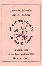 Von Pitt Elben liebevoll und perfekt gestaltete Erinnerungsplakette, die zusammen mit einer Flasche Wein dem Team aus dem Rheingau überreicht wurde.