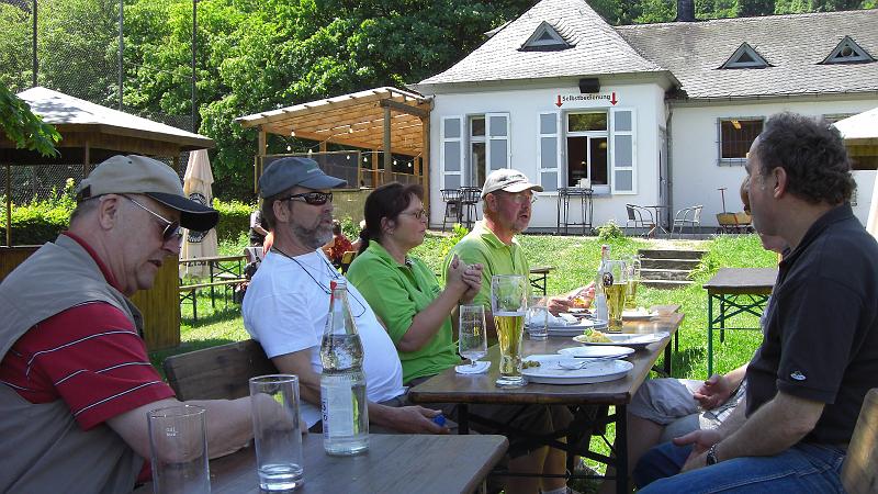 CIMG6366.JPG - Daneben der Biergarten 'Evas Lunchbox' im Ruderhaus