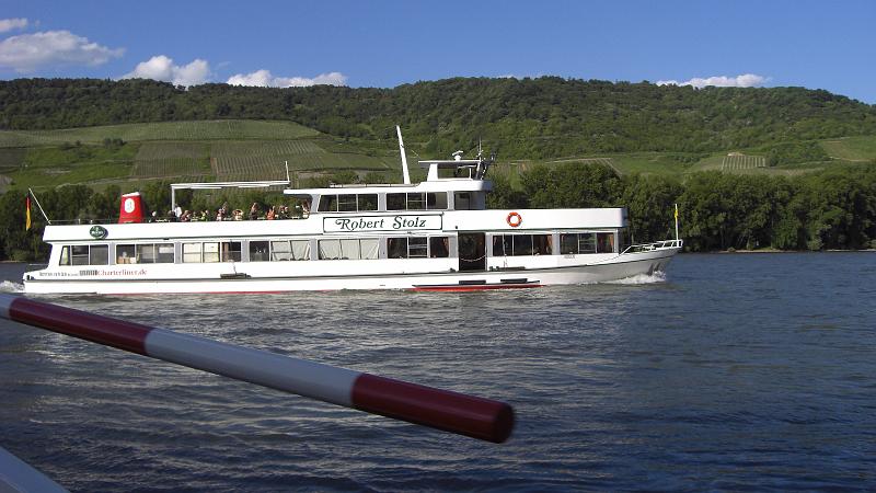 CIMG6386.JPG - während die 'Robert Stolz ' mit uns gegen die Strömung heimwärts fährt