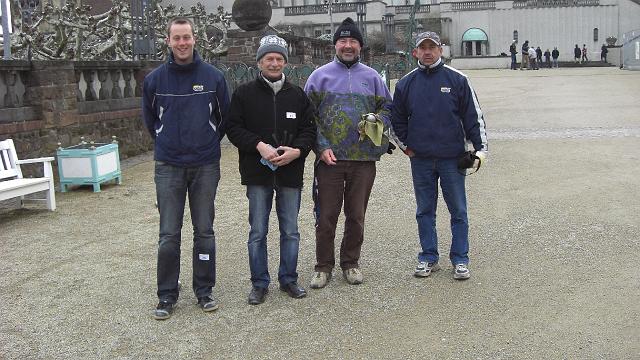 CIMG0477.JPG - Und das ist schon das Siegerbild nach der ersten Partie. Gewonnen haben alle - die Einen das Spiel, die Anderen an Erfahrung.