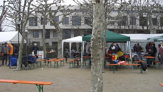 CIMG0488.JPG - Wenigstens gibt es an den Verpflegungszelten etwas Erwärmendes