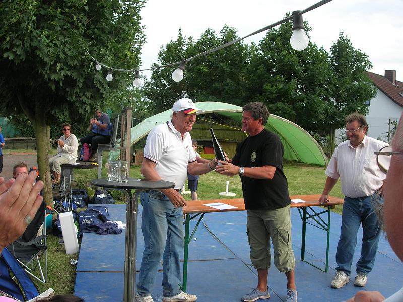 RBC2007-070.JPG - Der älteste Teilnemer Heinz wird mit einem Ehrenpreis belohnt