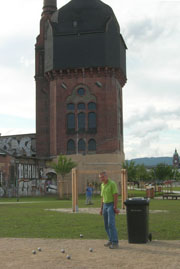 Vor dem mächtigen Wasserturm am Wiesbadener Hauptbahnhof befindet sich der Kulturpark mit dem neu angelegten Bouleplatz.