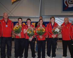 Die Damen-U23-Europameister 2009: Muriel Hess, Anna Lazaridis, Julia Würthle und Judith Berganski (v.l.) sowie die beiden Trainer Klaus-Dieter Wiebusch (l) und Daniel Voisin (r).