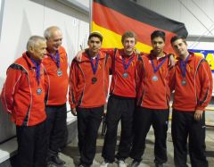 Mit den Trainern Daniel Voisin und Klaus-Dieter Wiebusch die U23-Herren Zeki Engin, Florian Korsch, Micha Abdul und Jannik Schaake (v.l.n.r.).