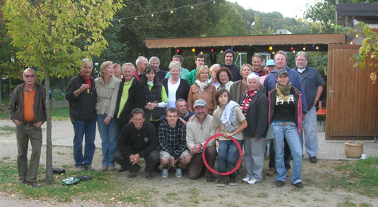 Das Ligateam 2009 des Boule Club RHEINGAU mit Gästen bei der Aufstiegsfeier vor dem Weinstand in Martinsthal.