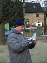 Willi beim Vorlesen seines von Ihm verfassten Gedichts zum 'Boule im Winter'.