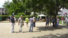 Boulespiel auf dem Dorfplatz im Schatten des Baumes - wie beim typischen Boulenachmittag in Frankreich.