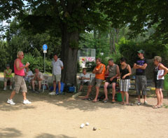 Klaus Mohr bei einer Übung für die Spielerinnen und Spieler des Boule Club RHEINGAU auf dem Platz am Weinprobierstand in Geisenheim.