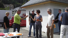 Siegerehrung beim Boulespiel in Bacharach: Corinna nimmt von Walter den Siegerpreis entgegen.