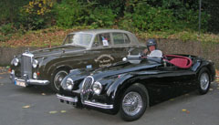 Mit dem Bentley im Hintergrund werden Ellen und Eberhard bei hoffentlich herrlichem Herbstwetter durch den Rheingau chauffiert. Das ist doch mal ein besonderer Siegerpreis.