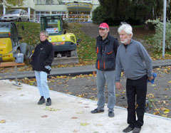 Der zuständige Projektmanager Reiner Meysel und Turnierleiter Knut Gitter versuchen, gegen die von Inge stark gelegten Kugeln zu punkten. Das sieht aber doch schon ganz entspannt aus bei Reiner - oder?