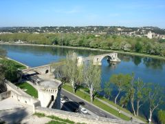 Als Lied (Sur le pont d'Avignon) ging sie um die Welt, die Brücke von Avignon.