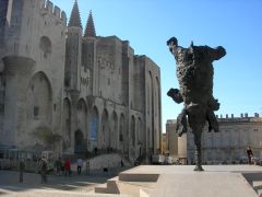 Vor diesem prächtigen Palais der Päpste von Avignon stehen sogar Elefanten kopf.