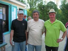 Reiner und Klaus mit ihrem Teampartner Jean Louis Roux im Preisgeld des Turniers von Carpentras. Die Höhe wird nicht verraten, das Finanzamt hört mit. Aber wichtig ist sowieso nur die Platzierung.