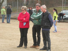 Konzentriert das Spiel beobachten und als Team eine sichtbare Einheit bilden - perfekt demonstriert von Agnes, Klasu und Eberhard.