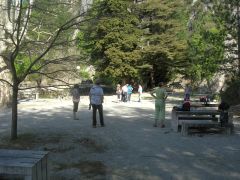 Der traumhaft schöne Platz an der Quelle oberhalb von Malaucène, an der Straße zum Mont Ventoux ist ein Paradies für entspanntes Boulespiel.