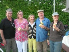 Der mit Verlauf und Ergebnis zufriedene Turnierleiter Johann (links) mit den Siegern Susanne, Monika, Michael und Christel.
