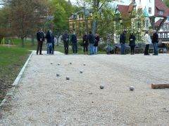 Einwerfen beim ersten Training auf dem Bouleplatz im Kurpark von Schlangenbad. (Herzlichen Dank an Hans Fittler für dieses schöne Foto.)