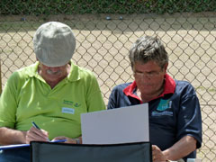 Jede Begegnung eines Ligaspieltages erfordert einen ordentlichen Spielbericht. DIe beiden Kaptitäne des Boule Club RHEINGAU und des TV Dreieichenhain bei der Arbeit.