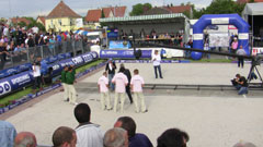 Bei der Siegerehrung nach dem Finale ist das Fernsehen mit vier Kameras dabei - das zeigt, welchen Stellenwert Pétanque in Frankreich hat.