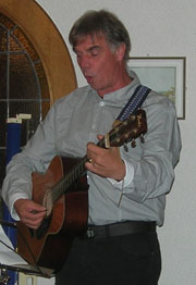 Klaus mit Gitarre bei einem der Höhepunkte des Abends - seinem Liedvortrag.
