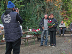 Christel und Reiner während der Siegerehrung beim Teamfoto durch Thomas.