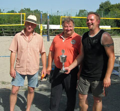 Die Stadtmeister 2012 bei der Siegerehrung mit dem Vereinsvorsitzenden der TG Winkel Werner Freimuth: Marcel Schmidt und Stefan Fiebiger.