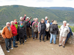 Die Wandergruppe hoch über dem Rhein im Rittersaal.