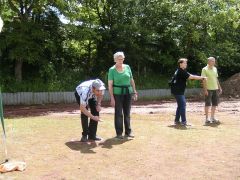 Inge und Reiner assistieren bei den Wurfversuchen der Teilnehmer am Geschicklichkeitsspiel mit den Boulekugeln.