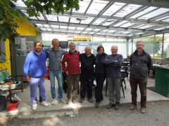 Beim Intensiv-Wochenboulekurs in Freiburg waren dabei (von links): Rolf, Sönke, Claude, Bob, Regine, Norbert und Walter, hier vor der Terrasse des Clubhauses des Badischer Pétanque Verein e.V. in Freiburg.