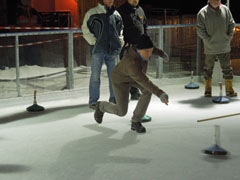 Eisstockschießen, ein Sport/Spiel, bei dem Dynamik, wie man sieht, dazu gehört.