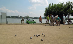 Boulespiel am Rhein mit dem HR4-Übertragungswagen im Hintergrund.