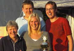 So sehen (glückliche) Sieger aus: Rosalia Singer, Konstantin Singer, Vanessa Neumann und Oliver Hahlbohm (von links).