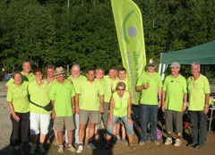 Die Spielerinnen und Spieler der beiden Mannschaften des Boule Club RHEINGAU am Ende des letzten Spieltags der Saison 2012 auf der Tromm im Odenwald.