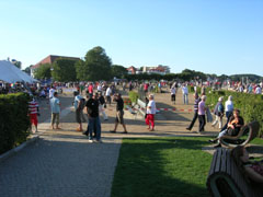 Gewusel im Brügmanngarten zwischen Kurhaus und Ostseestrand - dazwischen wird Boule gespielt. Eine einmalige Atmosphäre.