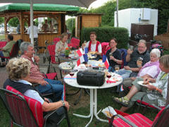 Die Tische in den französischen Nationalfarben geschmückt und voller Köstlichkeiten beim Picknick vor dem Weinstand