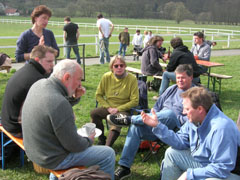 Die Rheingauer in einer Spielpause - Steffen (schwarzes T-Shirt) im Hintergrund mit Flo aus Dieburg. Wendelin fehlt und Walter fotografiert.